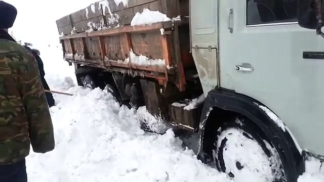 Еду на камазе и буксую в глине