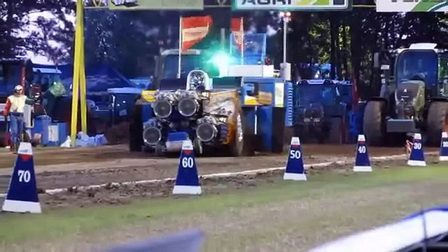 Супер гонки на супер тракторах Какая мощь Смотреть всем