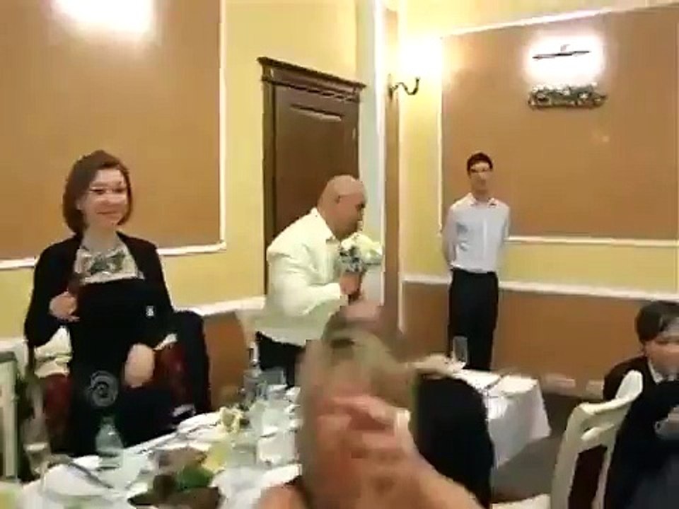 Невеста кидает свадебный букет прикол