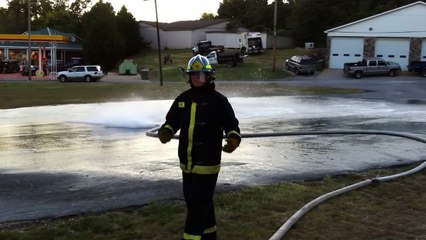 Pas facile d'attraper une lance à incendie à pleine pression. Ahaha