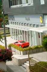 Pas facile de garer une Ferrari... Grosse pression!