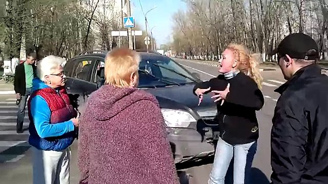 Пьяная блондинка за рулём!