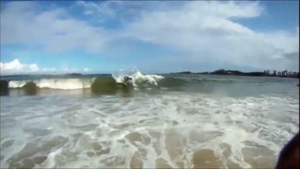 Skimboard em Camburi - Vitória-ES (Romário saindo do tubo )