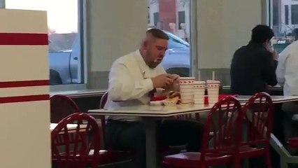 Cet homme va vous écœurer de la façon dont il dévore ses burgers
