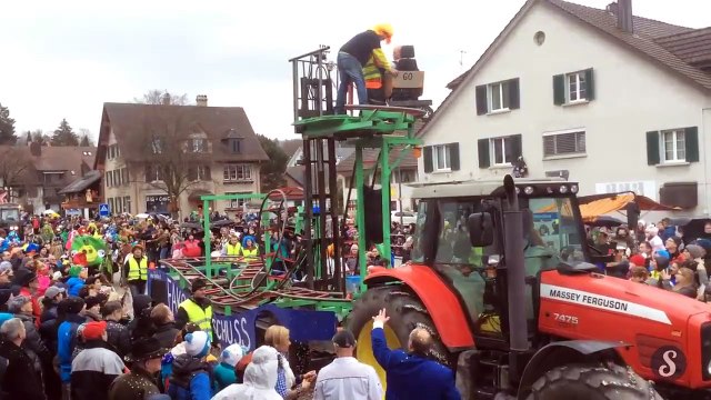 Des Montagnes Russes montées sur un char de carnaval... Dingue