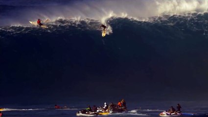 Le surfeur Tom Dosland tombe d'une vague de 12 mètres à Jaws