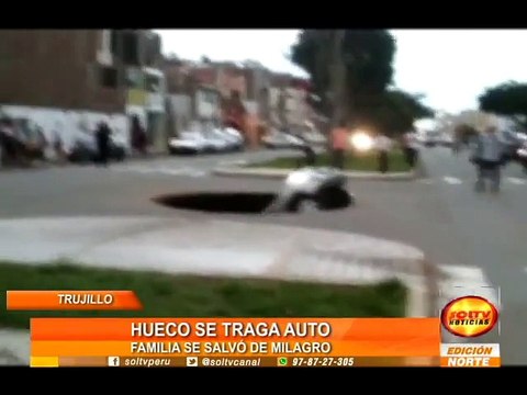 Une voiture avalée par un trou béant dans la chaussée