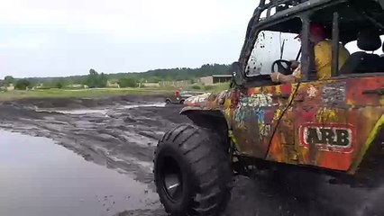 УАЗ-БигФут лихо рассекает по грязи