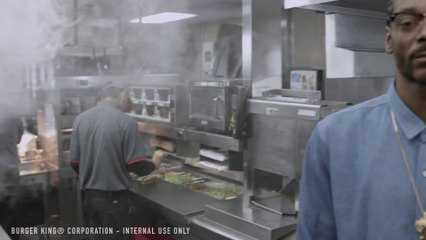 Tải video: Snoop Dogg apprend aux employés de Burger King à bien griller leur Hot Dogs