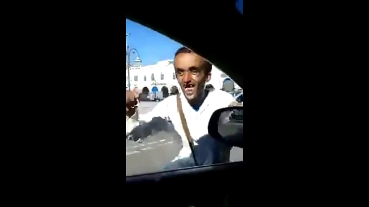 Drole Homme Dance dans la rue