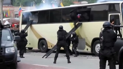 Le SWAT malaisien intervient pour libérer des otages dans un bus - 20 sec et c'est fini!