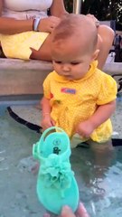 தண்ணிரில் விழுந்தவுடன் தானாக நீந்தும் அழகிய சிறு குழந்தை