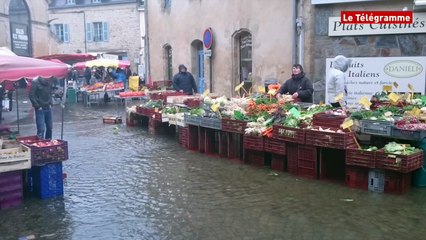 Vannes. Le marché inondé, place du Poids public (Le Télégramme)