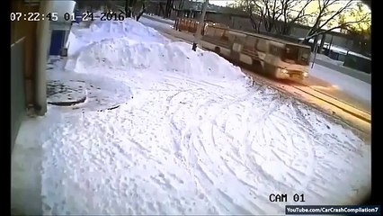 Прицепил машину к трамваю в Саратове — весёлое приключение