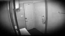 Banyodaki Gizli Kamerayı Fark Etti, İnsanlık Dersi Verdi