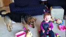 Mămica îi arăta fetiței cum să facă baloane de săpun, dar ceea ce a urmat le-a amuzat pe amândouă!