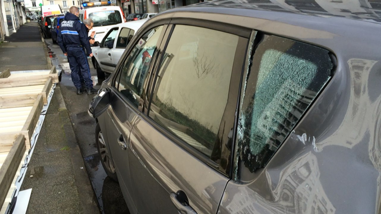 La palissade de chantier tombe sur des voitures
