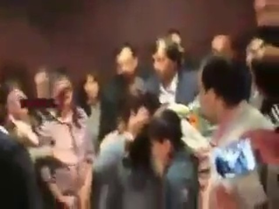 Hot Pakistani Girls Kissing To Altaf Hussain Leader Of MQM Scandal