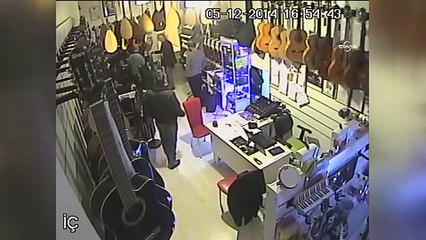 Paltonun cebindeki parayı göstere göstere çaldı