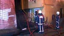 Fatih'te yanan binanın duvarı itfaiye ekiplerinin üzerine çöktü