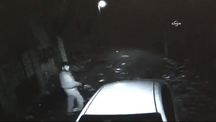 Değerli eşya bulamayan hırsız, otomobilin camlarını kayayla parçaladı