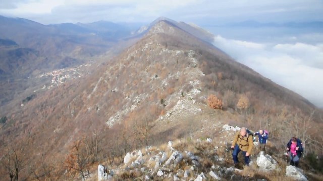 LA CRESTA DEL MONTE AREZZO (1321 METRI) DAL PAESE DI CASTELLAFIUME SUI MONTI CARSEOLANI IN ABRUZZO