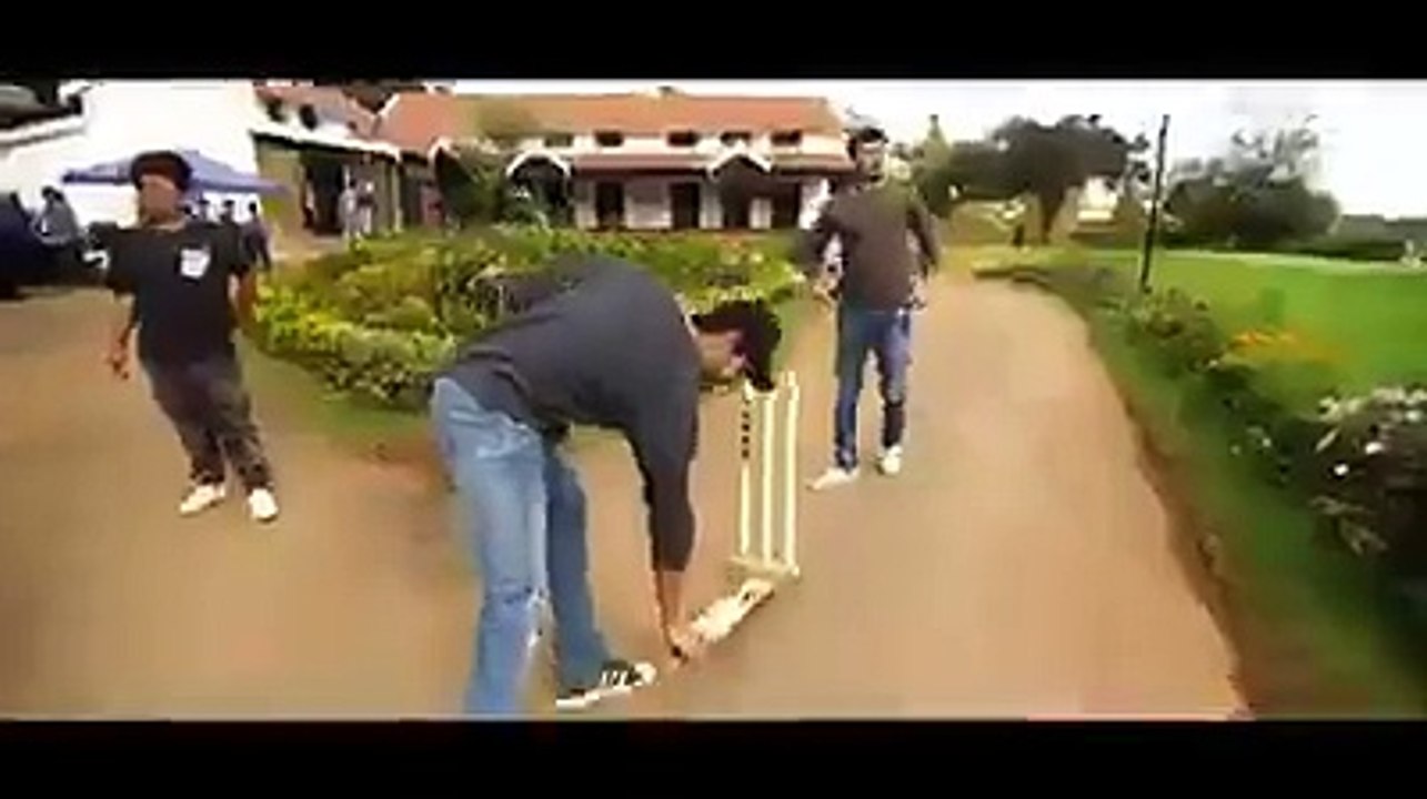 Fawad Khan n Siddharth Malhotra Playing Cricket on the sets of 'Kapoor & Sons'.