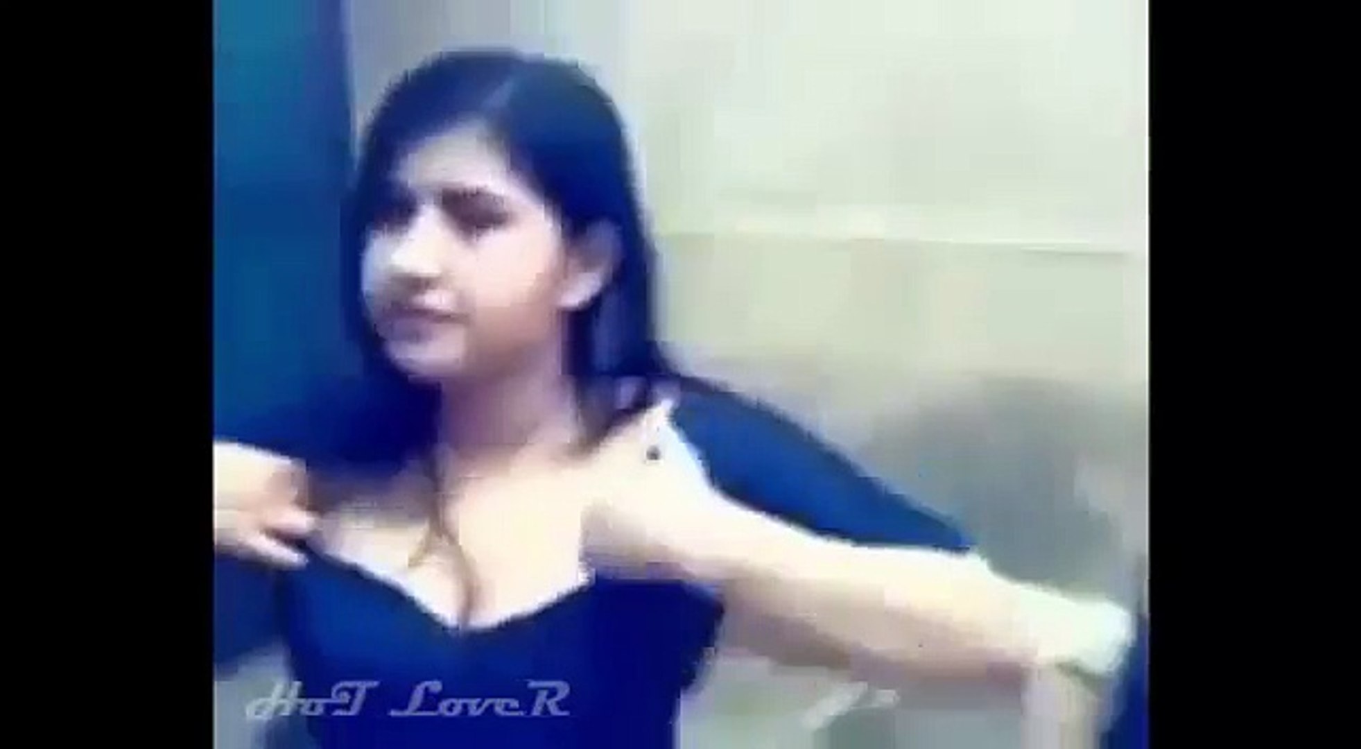 Lateks videoda boglangan qizlar