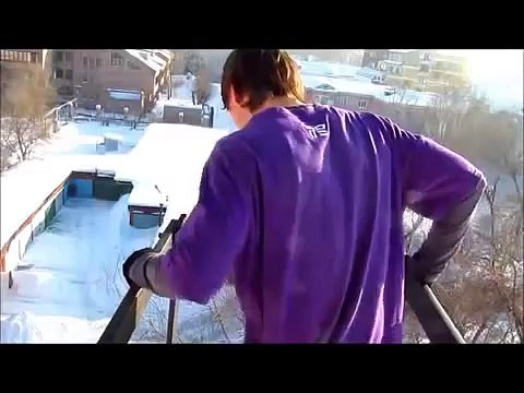 Прыгающий прыжок с крыши дома в сугроб снега