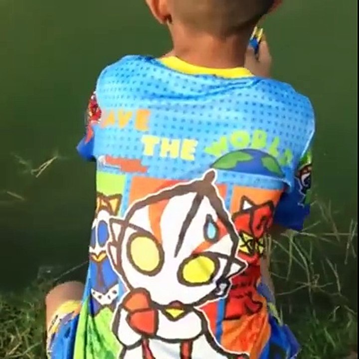 Avec une canne à pêche en jouet il attrape un gros poisson