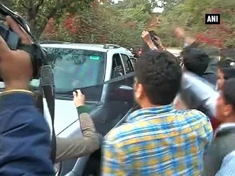 Rahul shown black flags on JNU campus
