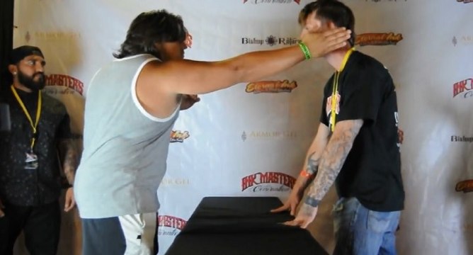 Il termine KO lors d'un concours de gifles