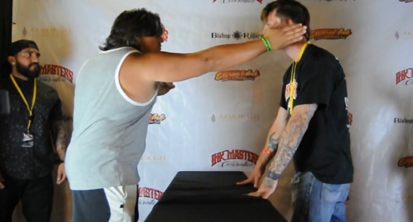 Il termine KO lors d'un concours de gifles