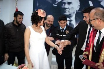 Polis Çifte Nikahta Kelepçe Sürprizi