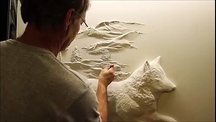 Avec un peu de plâtre, cet homme réalise une décoration murale magnifique