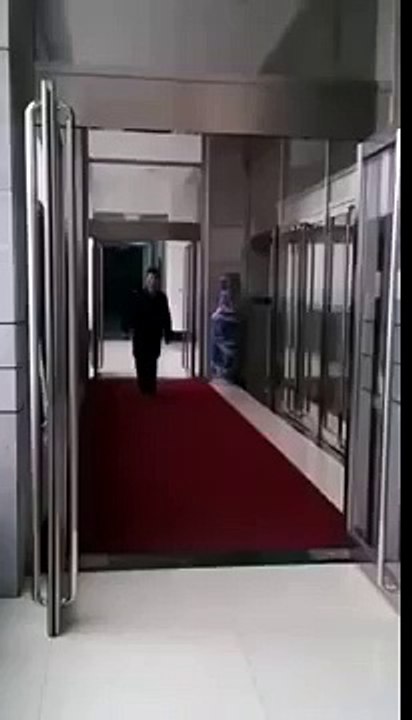 Испугали охранника