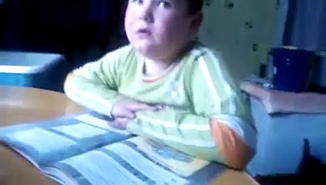 Мальчик учит стих. Будьте осторожны - не описайтесь