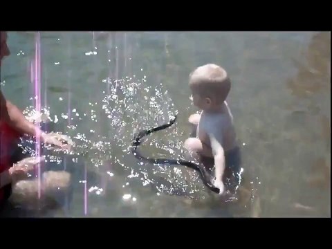 Малыш играет со змеей! Ужас