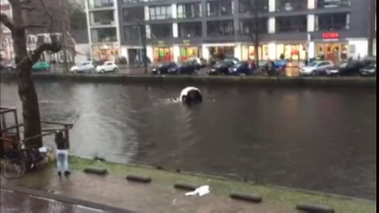 Sauvetage d'une mère et son enfant bloqués dans une voiture à l'eau