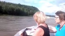 Due donne vanno in barca lungo il fiume, ad un tratto ecco cosa vedono... - YouTube