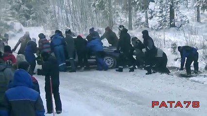 Durante un rally sulla neve tutte le auto si schiantano in questa curva