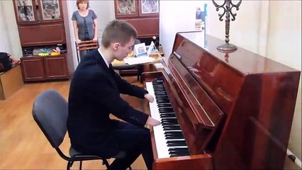 E' nato senza mano ma suona il pianoforte in modo incantevole