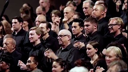 Il coro inizia a sfregarsi le mani, il risultato è davvero suggestivo