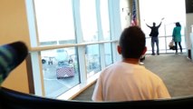 Un couple ayant raté l'embarquement essaie d'attirer l'attention du pilote