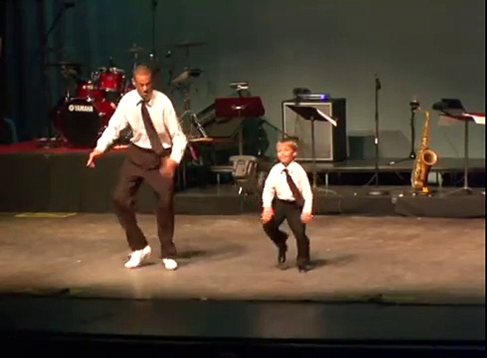 Si posizionano sul palco e rapiscono il pubblico con i loro movimenti