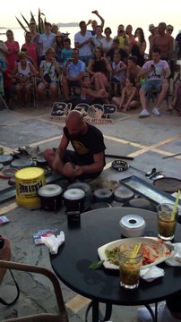 Ce batteur de rue est le meilleur batteur de techno du monde