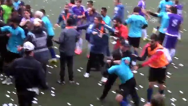 Bal Lig'inde saha ve şeref tribünü karıştı, hakem hastaneye kaldırıldı