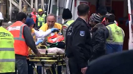 Ağır yaralı işçiyi kepçeyle taşıdılar