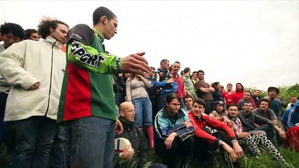 Kompetisi gila mengejar keju yang berguling dari atas bukit