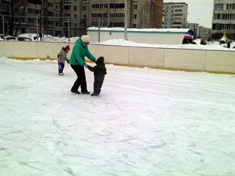 Катание на коньках первый раз 2 года 10 месяцев